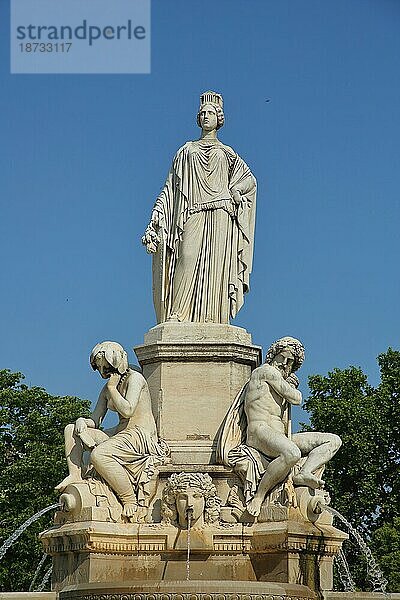 Fontaine Pradier mit Figur  Zierbrunnen  Skulptur  Figuren  Königin  Krone  weiß  Schild  Allegorie  Stadt  Esplanade Charles-de-Gaulle  Nîmes  Gard  Provence  Frankreich  Europa