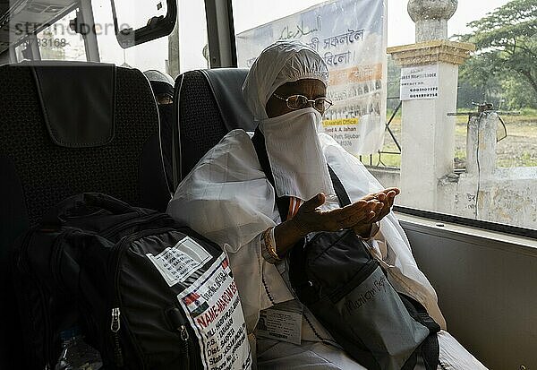 Hadsch Pilger in einem Bus auf dem Weg zum Flughafen nach Mekka  am 7. Juni 2023 in Guwahati  Indien. Die Hadsch Pilgerfahrt ist eine wichtige religiöse Reise  die von Millionen von Muslimen aus aller Welt unternommen wird. Sie gehört zu den Fünf Säulen des Islam und ist eine obligatorische gottesdienstliche Handlung für körperlich und finanziell leistungsfähige Muslime. Die Pilgerfahrt findet in Mekka  Saudi Arabien  während des islamischen Monats Dhul Hijjah statt  GUWAHATI  INDIEN  7. JUNI