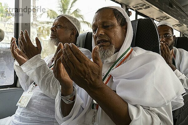 Hadsch Pilger in einem Bus auf dem Weg zum Flughafen nach Mekka  am 7. Juni 2023 in Guwahati  Indien. Die Hadsch Pilgerfahrt ist eine wichtige religiöse Reise  die von Millionen von Muslimen aus aller Welt unternommen wird. Sie gehört zu den Fünf Säulen des Islam und ist eine obligatorische gottesdienstliche Handlung für körperlich und finanziell leistungsfähige Muslime. Die Pilgerfahrt findet in Mekka  Saudi Arabien  während des islamischen Monats Dhul Hijjah statt  GUWAHATI  INDIEN  7. JUNI