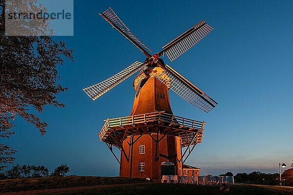 Greetsiel ist ein Ortsteil der Gemeinde Krummhörn im Landkreis Aurich in Niedersachsen. Greetsieler Zwillingsmühlen