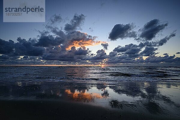 Sonnenuntergang am Strand  mit Wolkenhimmel und Spiegellung  Insel Texel  Nordsee  Nordholland  Niederlande  Europa