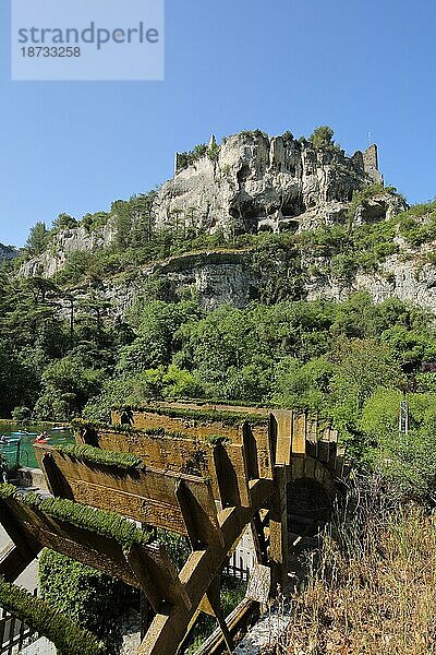 Wasserrad zum Château de Pétrarque  Fontaine-de-Vaucluse  Schaufelrad  Wasserantrieb  Schloss  Berg  Felsen  Vaucluse  Luberon  Provence  Frankreich  Europa