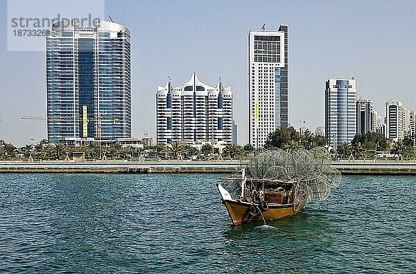 Traditionelle Fahrten mit einer Dhow sind sehr beliebt in den Emiraten