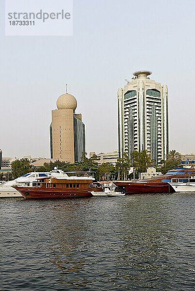 Der Dubai Creek ist ein natürlicher Meeresarm des Persischen Golfes  welcher die Stadt Dubai in die Stadtteile Bur Dubai und Deira teilt