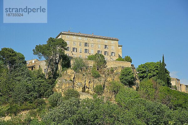 Blick auf idyllisches Haus im Bergdorf Lauris  idyllisch  Berg  Felsen  Klippen  Luberon  Vaucluse  Provence  Frankreich  Europa