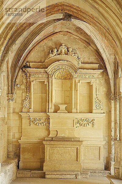 Altar im Kreuzgang vom romanischen Kloster Cloître St-Trophime  Innenansicht  Stein  Saint  Kloster  Klosterkirche  romanisch  Arles  Bouches-du-Rhône  Camargue  Provence  Frankreich  Europa