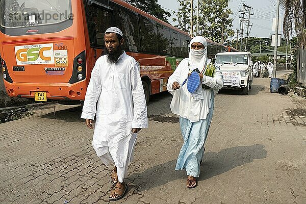 Hadsch Pilger in einem Bus auf dem Weg zum Flughafen nach Mekka  am 7. Juni 2023 in Guwahati  Indien. Die Hadsch Pilgerfahrt ist eine wichtige religiöse Reise  die von Millionen von Muslimen aus aller Welt unternommen wird. Sie gehört zu den Fünf Säulen des Islam und ist eine obligatorische gottesdienstliche Handlung für körperlich und finanziell leistungsfähige Muslime. Die Pilgerfahrt findet in Mekka  Saudi Arabien  während des islamischen Monats Dhul Hijjah statt  GUWAHATI  INDIEN  7. JUNI