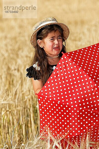 Girl in the cornfield. Mädchen im Kornfeld