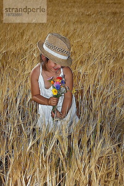 Girl in the cornfield. Mädchen im Kornfeld