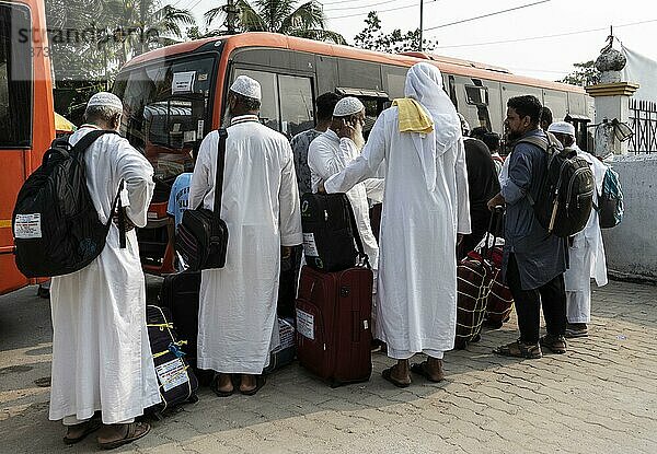 Hadsch Pilger in einem Bus auf dem Weg zum Flughafen nach Mekka  am 7. Juni 2023 in Guwahati  Indien. Die Hadsch Pilgerfahrt ist eine wichtige religiöse Reise  die von Millionen von Muslimen aus aller Welt unternommen wird. Sie gehört zu den Fünf Säulen des Islam und ist eine obligatorische gottesdienstliche Handlung für körperlich und finanziell leistungsfähige Muslime. Die Pilgerfahrt findet in Mekka  Saudi Arabien  während des islamischen Monats Dhul Hijjah statt  GUWAHATI  INDIEN  7. JUNI