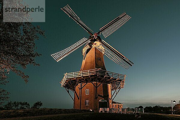 Greetsiel ist ein Ortsteil der Gemeinde Krummhörn im Landkreis Aurich in Niedersachsen. Greetsieler Zwillingsmühlen