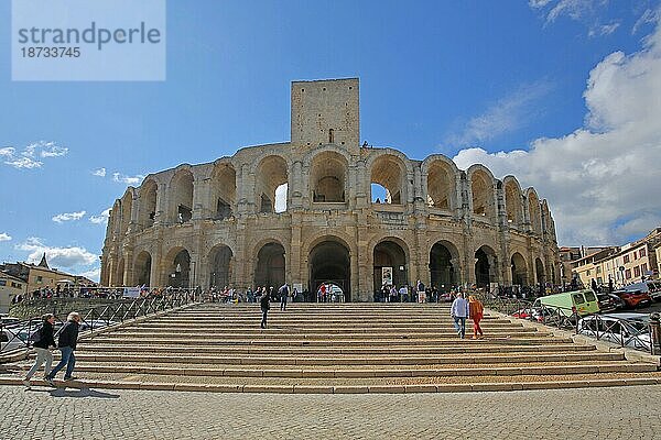 Amphithéâtre und Menschen  Fugänger  Treppenaufgang  Amphitheater  antikes  römisches  Bauwerk  Arles  Bouches-du-Rhône  Camargue  Provence  Frankreich  Europa