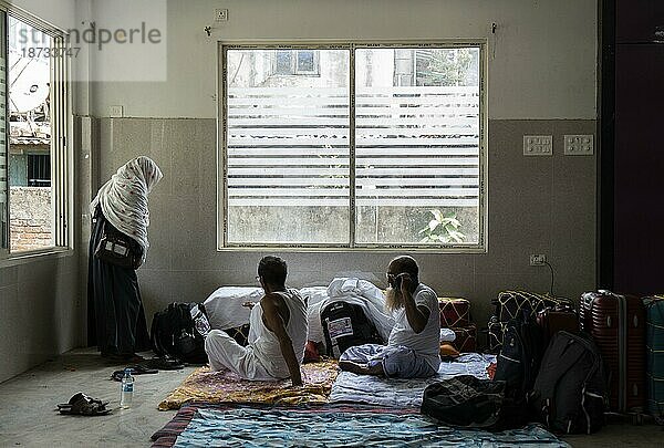 Hadsch Pilger in einem Bus auf dem Weg zum Flughafen nach Mekka  am 7. Juni 2023 in Guwahati  Indien. Die Hadsch Pilgerfahrt ist eine wichtige religiöse Reise  die von Millionen von Muslimen aus aller Welt unternommen wird. Sie gehört zu den Fünf Säulen des Islam und ist eine obligatorische gottesdienstliche Handlung für körperlich und finanziell leistungsfähige Muslime. Die Pilgerfahrt findet in Mekka  Saudi Arabien  während des islamischen Monats Dhul Hijjah statt  GUWAHATI  INDIEN  7. JUNI