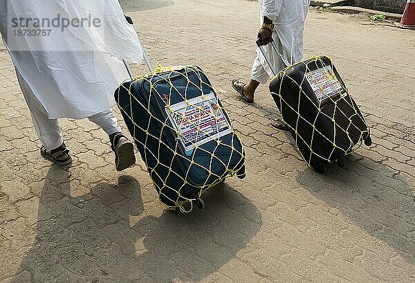 Hadsch Pilger in einem Bus auf dem Weg zum Flughafen nach Mekka  am 7. Juni 2023 in Guwahati  Indien. Die Hadsch Pilgerfahrt ist eine wichtige religiöse Reise  die von Millionen von Muslimen aus aller Welt unternommen wird. Sie gehört zu den Fünf Säulen des Islam und ist eine obligatorische gottesdienstliche Handlung für körperlich und finanziell leistungsfähige Muslime. Die Pilgerfahrt findet in Mekka  Saudi Arabien  während des islamischen Monats Dhul Hijjah statt  GUWAHATI  INDIEN  7. JUNI