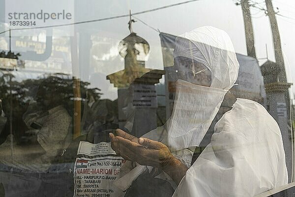 Hadsch Pilger in einem Bus auf dem Weg zum Flughafen nach Mekka  am 7. Juni 2023 in Guwahati  Indien. Die Hadsch Pilgerfahrt ist eine wichtige religiöse Reise  die von Millionen von Muslimen aus aller Welt unternommen wird. Sie gehört zu den Fünf Säulen des Islam und ist eine obligatorische gottesdienstliche Handlung für körperlich und finanziell leistungsfähige Muslime. Die Pilgerfahrt findet in Mekka  Saudi Arabien  während des islamischen Monats Dhul Hijjah statt  GUWAHATI  INDIEN  7. JUNI