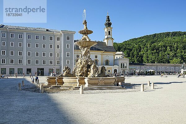 Residenzbrunnen am Residenzplatz  Glockenspiel  blauer Himmel  Altstadt  Stadt Salzburg  Salzburg  Österreich  Europa