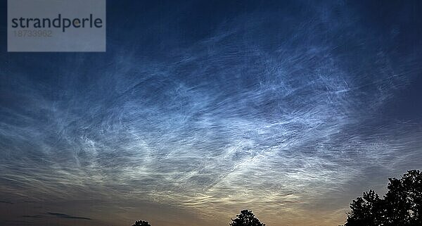 Leuchtenden Nachtwolken  Noctilucend Clouds  NLC am Nachthimmel  Panorama  Berlin  Deutschland  Europa