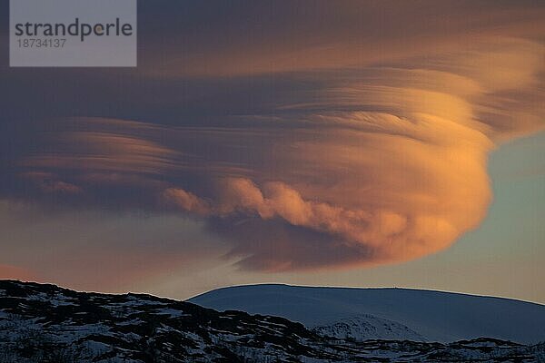 Linsenwolken  Altocumulus lenticularis im Winter in Norwegen