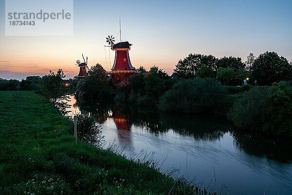 Greetsiel ist ein Ortsteil der Gemeinde Krummhörn im Landkreis Aurich in Niedersachsen. Greetsieler Zwillingsmühlen