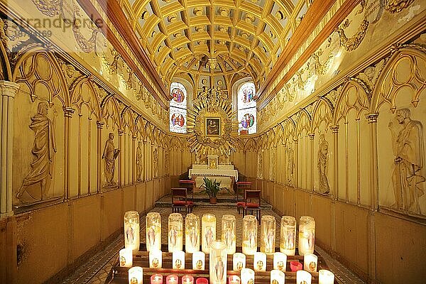 Innenansicht einer Seitenkapelle mit Figuren und Kerzenlichter der romanischen St-Jean Kathedrale  Johanneskirche  Saint  romanisch  Kerzen  Saint  Besançon  Doubs  Frankreich  Europa