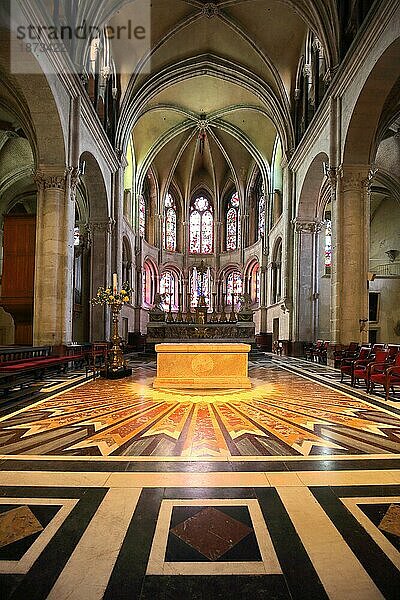 Innenansicht vom Altarraum der romanischen Kathedrale St-Jean  Johanneskirche  Saint  Altar  leuchten  Bodenmosaik  Verzierungen  romanisch  Besançon  Doubs  Frankreich  Europa