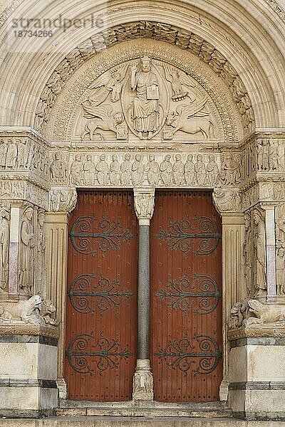 Portal mit Tympanon der romanischen St-Trophime Kathedrale  Place de la République  Kaiserplatz  Saint  Doppeltüre  Kirchentüre  Kunsthandwerk  Arles  Bouches-du-Rhône  Camargue  Provence  Frankreich  Europa