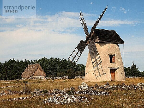 Windmühle auf der nördlichen Insel Fårö  die zu Gotland gehört  in Schweden. Windmill on Fårö Island Gotland in Sweden