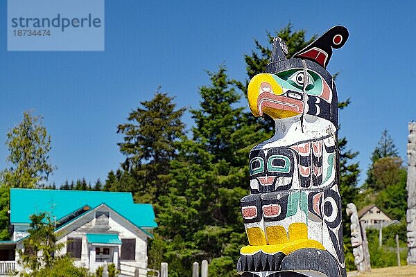 Kunstvolle Schnitzereien zeigen First Nation Schnitzereien in Form eines Adlers  Alert Bay  Cormorant Island  Vancouver Island  Nationalpark  Pazifik  Britisch-Kolumbien  Kanada  Nordamerika