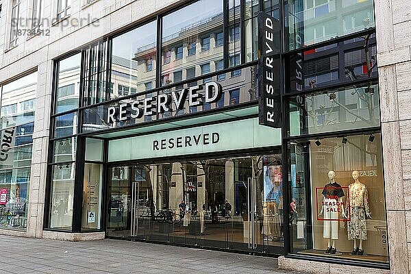 Laden Geschäft der Marke Reserved mit Logo Einzelhandel an der Königstraße in Stuttgart  Deutschland  Europa