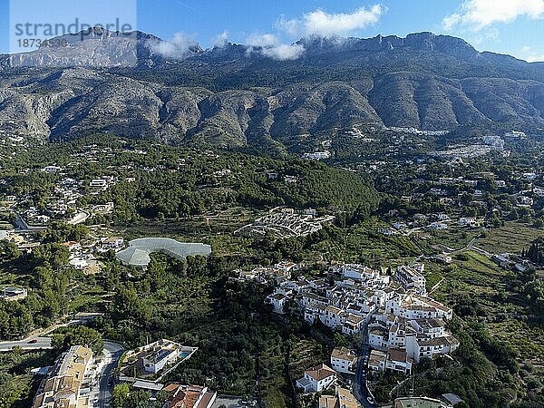 Luftaufnahme des Dorfes Altea La Vella (Altea La Vieja) vor der Sierra Bernia Bergkette in der Nähe der Stadt Altea an der Costa Blanca  Provinz Alicante  Valencianische Gemeinschaft  Spanien  Europa