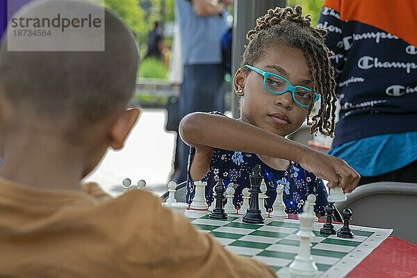 Washington  DC  Kinder spielen Schach auf dem Eastern Market Metro Plaza auf dem Capitol Hill. Das Schachturnier wurde von dem U.S. Chess Center organisiert