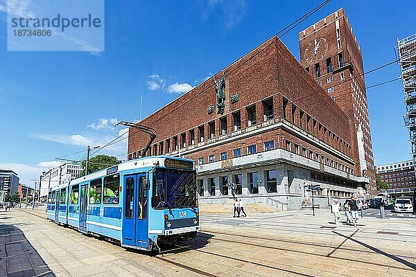 Straßenbahn Tram öffentlicher Nahverkehr am Rathaus in Oslo  Norwegen  Europa