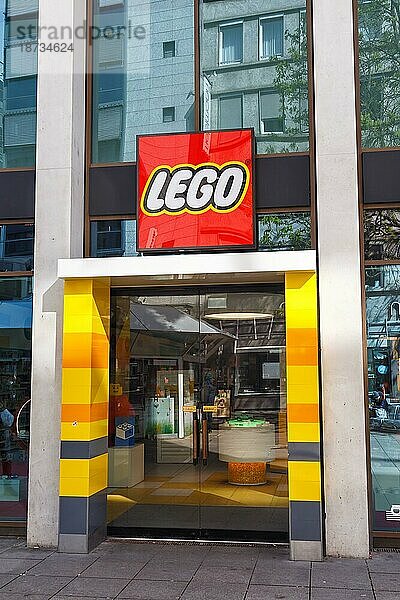 Laden Geschäft der Spielzeug Marke Lego mit Logo an der Königstraße in Stuttgart  Deutschland  Europa