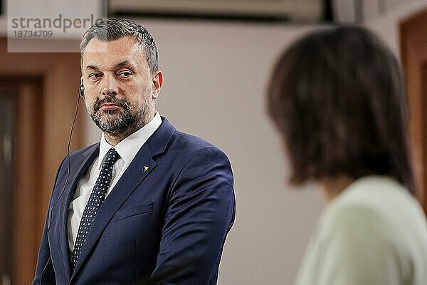 Annalena Bärbock (Bündnis 90 Die Grünen)  Bundesaussenministerin  und Elmedin Dino Konakovic  Außenminister von Bosnien und Herzegovina  aufgenommen im Rahmen eines Doorsteps im Auswärtigen Amt in Berlin  16.06.2023.  Berlin  Deutschland  Europa