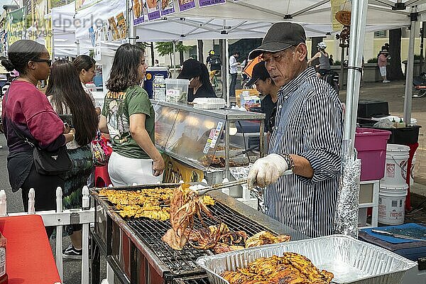 Ein Mann grillt Tintenfisch an einem Essensstand auf der Fiesta Asia Street Fair. Das jährliche Festival bietet Unterhaltung und Essen aus mehr als 20 panasiatischen Kulturen. Es findet auf der Pennsylvania Avenue in der Nähe des U.S. Capitol statt  Washington  DC