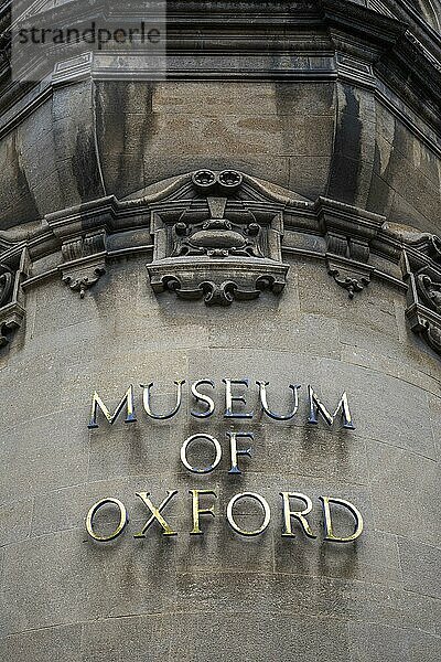 Schriftzug aus Metallbuchstaben an einer Hausfassade  Museum of Oxford  Oxford  Oxfordshire England  Großbritannien  Europa