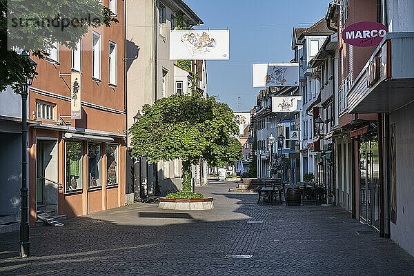 Die Poststraße als Fußgängerzone in der Altstadt von Radolfzell am Bodensee  Landkreis Konstanz  Baden-Württemberg  Deutschland  Europa