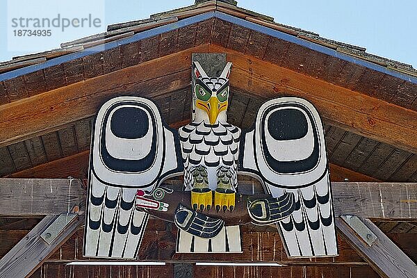 Kunstvolle Schnitzereien zeigen First Nation Schnitzereien in Form eines Adlers  Alert Bay  Cormorant Island  Vancouver Island  Pazifik  Britisch-Kolumbien  Kanada  Nordamerika