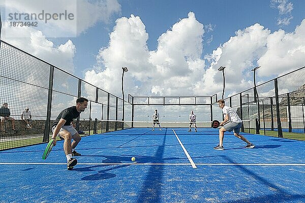 Spieler in Aktion auf einem Padel Court im Kalimera Kriti Resort  Sisi  Kreta  GRE