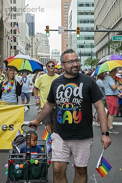 Detroit  Michigan USA  11. Juni 2023  Schwule  Lesben  Bisexuelle und Transgender Aktivisten und ihre Verbündeten marschieren bei der Motor City Pride Parade für Gleichberechtigung