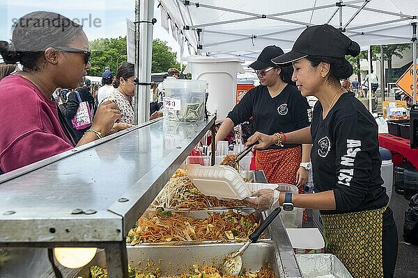 Washington  DC  Ein Essensstand auf der Fiesta Asia Street Fair. Das jährliche Festival bietet Unterhaltung und Essen aus mehr als 20 panasiatischen Kulturen. Es findet auf der Pennsylvania Avenue in der Nähe des U.S. Capitol statt