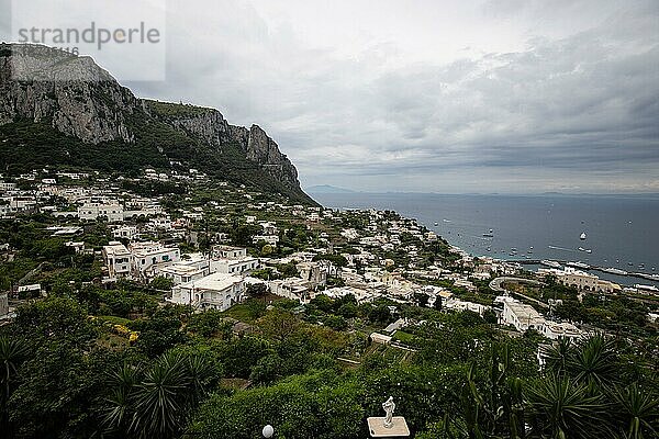 Wunderschönes Inselgefühl mit alten Häusern und dem Meer auf der Insel Capri  Region Salerno  Kampanien  Italien  Europa