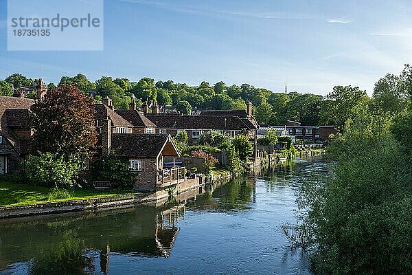 Blick über den Fluss Avon mit typisch englischen Wohnhäusern aus Klinkerstein  Salisbury  Wiltshire  England  Großbritannien  Europa