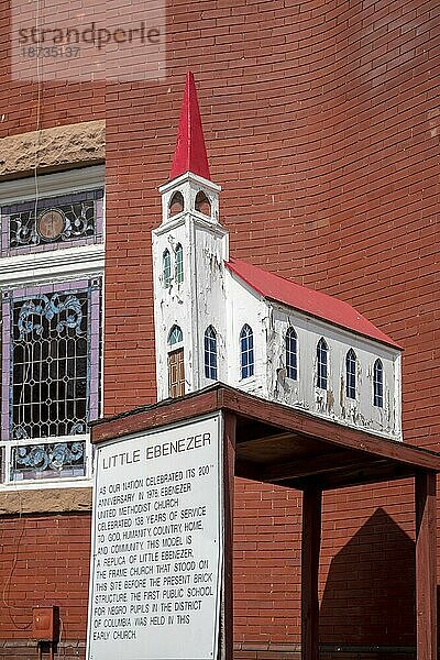 Washington  DC  Ebenezer United Methodist Church auf dem Capitol Hill. Ein Modell der ursprünglichen Holzrahmenkirche steht vor der heutigen Backsteinkirche. In der ursprünglichen Kirche befand sich die erste öffentliche Schule für afroamerikanische Schüler in Washington