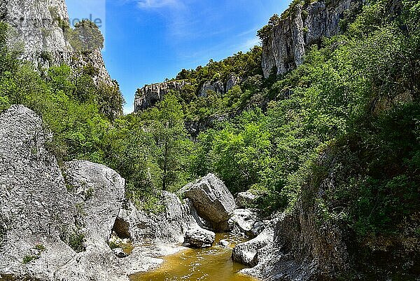 Der Fluss Calavon in der Schlucht beim Dorf Oppedettes im Naturpark Luberon  in der Provence  in der Region Provence-Alpes-Côte d'Azur  im Département Alpes-de-Hautes-Provence  Frankreich  Europa