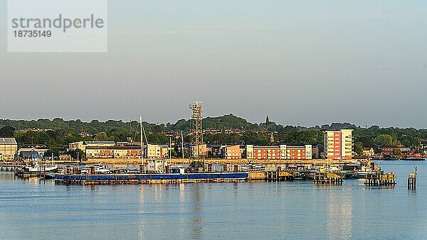 Sonnenaufgang über Hythe Marina  Southampton  Hampshire  England  Großbritannien  Europa