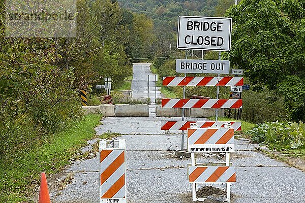 Bradford  Pennsylvania  Schilder weisen darauf hin  dass die Clarks Lane Brücke über den West Branch des Tunungwant Creek unpassierbar ist