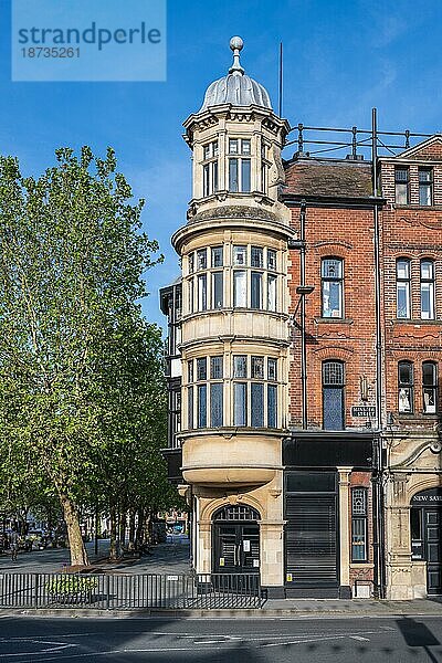 Altes Stadthaus mit Runderker in der Altstadt von Salisbury  Wiltshire  England  Großbritannien  Europa