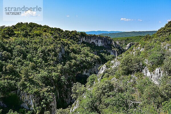 Die Schlucht des Flusses Calavon beim Dorf Oppedettes im Naturpark Luberon  in der Provence  in der Region Provence-Alpes-Côte d'Azur  im Département Alpes-de-Hautes-Provence  Frankreich  Europa