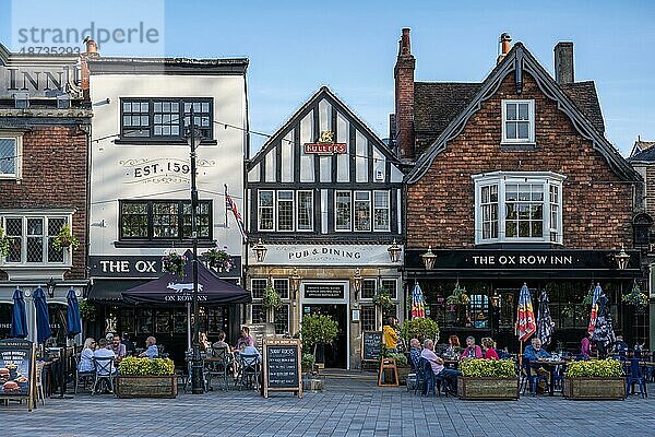 Traditionelle Pubs am Marktplatz von Salisbury  Wiltshire  England  Großbritannien  Europa